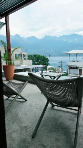 a patio with chairs and a view of the ocean at Encanto junto al lago en la zona viva in San Pedro La Laguna