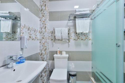 ein Badezimmer mit Toilette, Waschbecken und Dusche in der Unterkunft Fergana hotel in Fargʻona