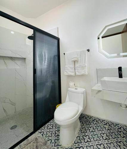 a bathroom with a toilet and a sink and a shower at Casa Bugambilias 3 tercer piso in La Peñita de Jaltemba