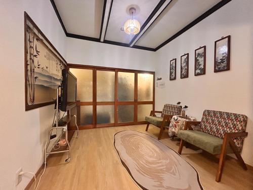 Urban Single-Family Villa 7-Minute Direct JR Train to Tennoji 15-Minute Direct JR Train to Namba 5-Minute Walk to JR Kami 32-Minute Direct Train to Nara