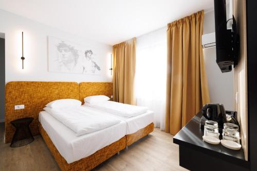 a hotel room with a bed and a television at Hotel Mariss in Alba Iulia