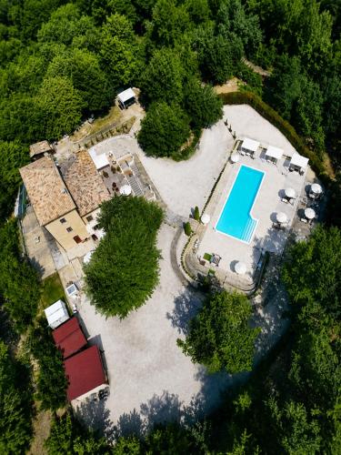an aerial view of an estate with a swimming pool at La quercia B&B in Abbateggio