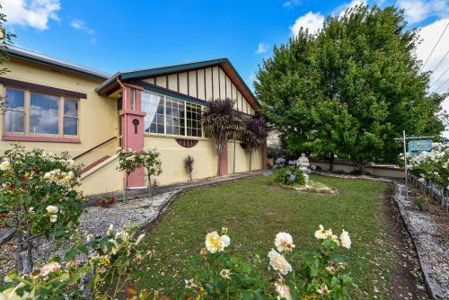 una casa con un jardín delante de ella en Wyatt Guest House, en Mount Gambier