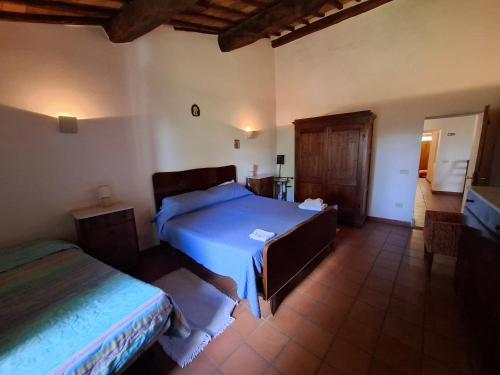 a bedroom with two beds in a room at Agriturismo Il Solaio in Rapolano Terme