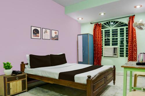 a bedroom with a bed and a window at Super Hotel O Anjanpeer Post Office Hajipur Formerly Hotel New Urvashi in Hājīpur