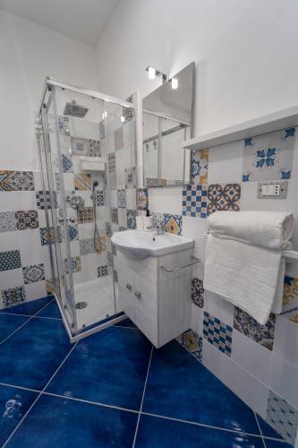 a bathroom with a sink and a shower at Antico Palazzo del Corso by Home Dardano in Mirto Crosia