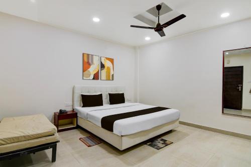 a bedroom with a bed and a ceiling fan at Hotel O Kanchenjunga Stadium Formerly Bindhan's Inn in Siliguri