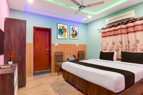 a bedroom with a large bed in a room at Hotel O Eastern Crossway Siliguri Formerly Utsho in Siliguri
