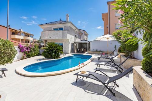Villa Bianco Nero with Pool - Happy Rentals