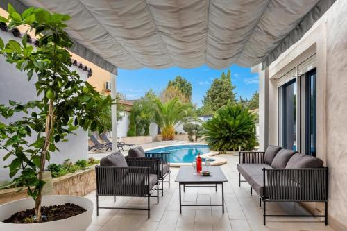 Villa Bianco Nero with Pool - Happy Rentals