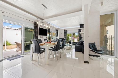 Villa Bianco Nero with Pool - Happy Rentals