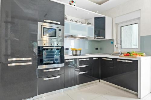 Villa Bianco Nero with Pool - Happy Rentals