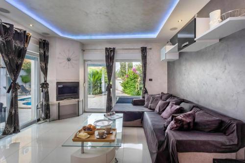 Villa Bianco Nero with Pool - Happy Rentals
