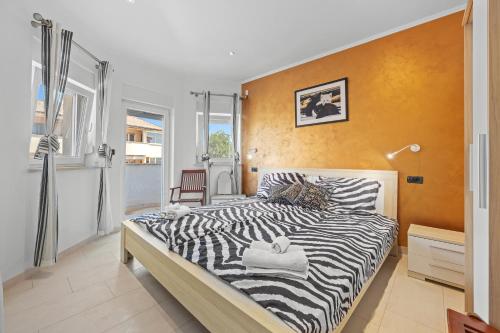 Villa Bianco Nero with Pool - Happy Rentals