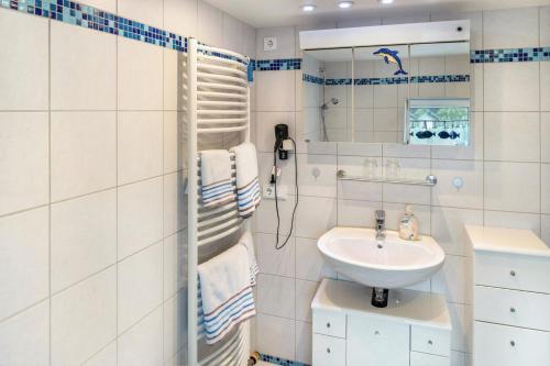a white bathroom with a sink and a mirror at A Casa Alfred Kemmern in Kemmern