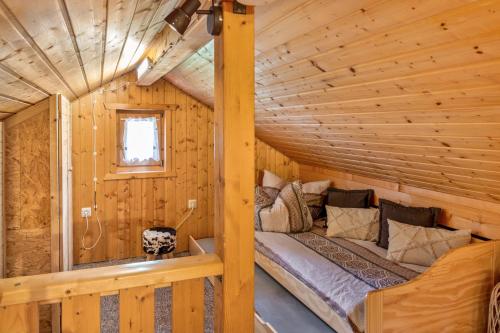a bed in the corner of a log cabin at Ferienhaus Obert - Drognitz in Drognitz