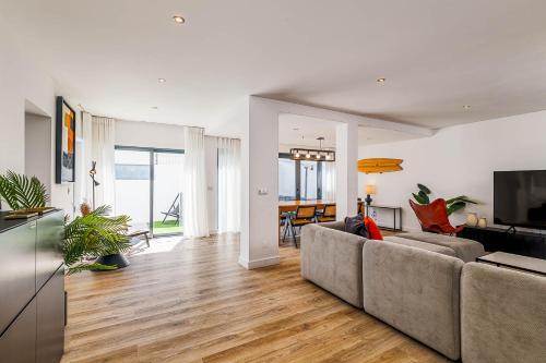 Heated Pool & Sauna Bliss - Luxury 4BR Villa