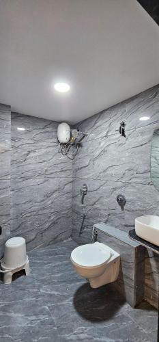 ein Badezimmer mit Toilette und Waschbecken in der Unterkunft Hotel Silvera Inn in Vatva