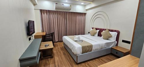 ein Hotelzimmer mit Bett und Fernseher in der Unterkunft Hotel Silvera Inn in Vatva
