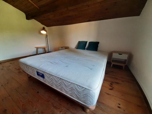 a bedroom with a large bed in a room at Maisonnette de caractère au calme in Fayence