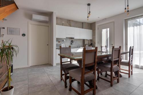 a kitchen and dining room with a table and chairs at Agriturismo da Natalino in Ceggia