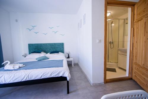 a bedroom with a bed with birds on the wall at Victoria Ustka Pokoje i Apartamenty Blisko Plaży in Ustka