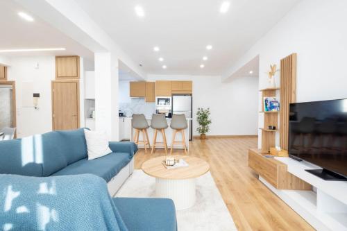 Sunlit Charm Modern 2BR Apartment with High-Speed WiFi