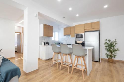Sunlit Charm Modern 2BR Apartment with High-Speed WiFi