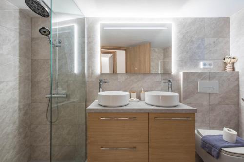Sunlit Charm Modern 2BR Apartment with High-Speed WiFi