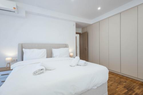 Sunlit Charm Modern 2BR Apartment with High-Speed WiFi