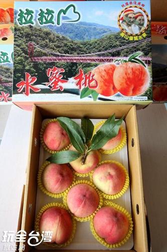 a box full of apples with leaves in it at Da Kuan Peach Farm Resort 達觀農場民宿 in Hualing
