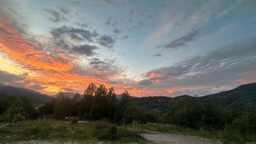 a sunset in the mountains with a cloudy sky at Villa Luce in Kolašin