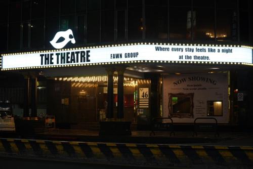 ein Gebäude mit einem Schild, auf dem steht: Das Theater bei Nacht in der Unterkunft The Theatre Tainan ChengGong in Tainan