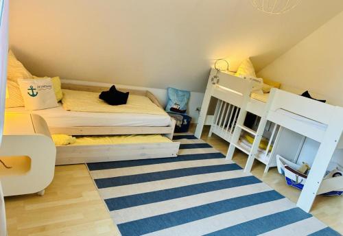 a small room with two bunk beds and a rug at Ferienwohnung DE VRIESenkoje in Südbrookmerland