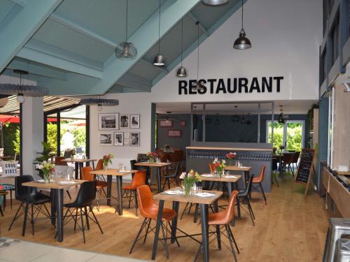 a restaurant with tables and chairs and a sign that reads restaurant at ibis Abbeville in Abbeville
