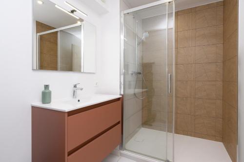 a bathroom with a shower and a sink at Laïta - Séjour à Quimperlé in Quimperlé