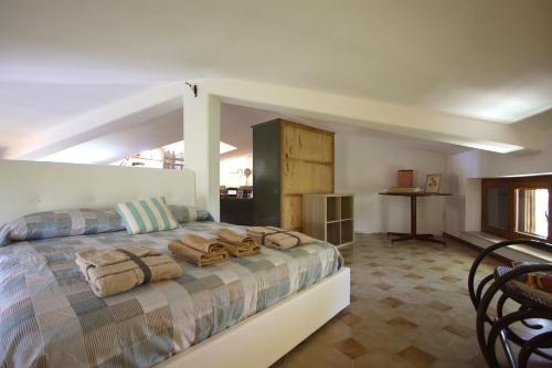 a bedroom with a bed with towels on it at Stanza del Cerro in Aranova