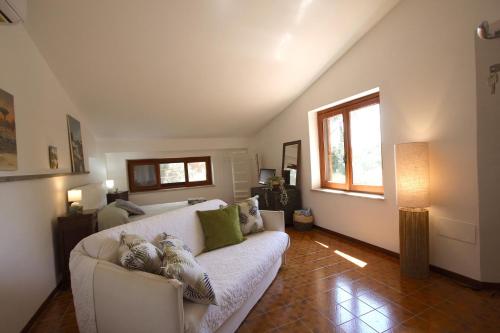 a living room with a white couch and a window at Stanza dell'Ulivo in Aranova