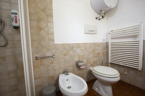a small bathroom with a toilet and a sink at Stanza dell'Ulivo in Aranova
