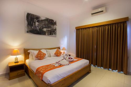 un dormitorio con una cama con un animal de peluche en Sandi Agung Villa, en Seminyak