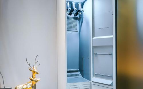 a refrigerator with a mirror in a room at Hotel Ssome Jeongkwan in Busan