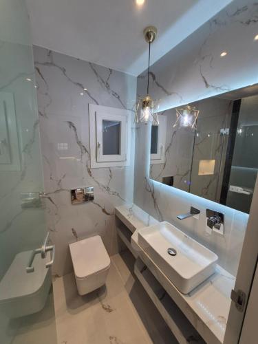 AEOLLOS Luxury APRTS