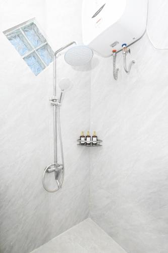 a bathroom with a shower with a shower head at Dewandaru Homestay 1 in Tonogoro