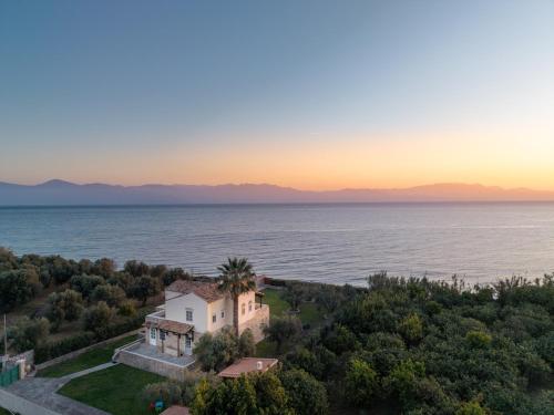 an aerial view of a house and the ocean at IoMi Terra & Mare in Eleonas