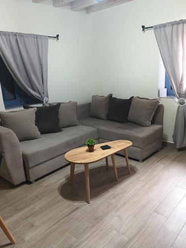 a living room with a couch and a coffee table at Mary's home in Atsikí