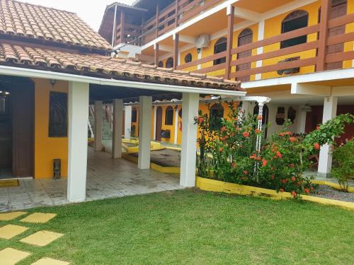 a building with a courtyard with flowers in front of it at Pousada Paradise in Alcobaça