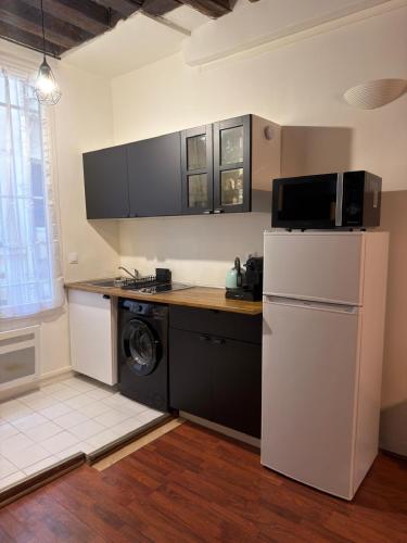 Prime Vibrant District - 15 Min Walk to the Louvre - Amazing Area