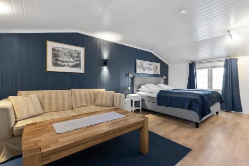 a living room with a couch and a bed at Gomobu Fjellstue in Ron