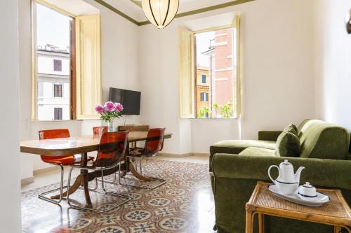 TrastevereHome - Historic Noble Palace in Trastevere with Balcony