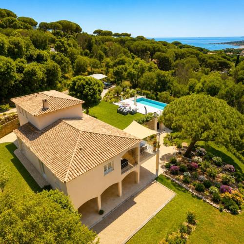 Villa provençale climatisée avec piscine, entourée de verdure et au calme